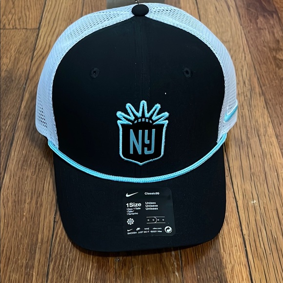 NWT Women’s Soccer Black and White Cap with NY Gotham Logo - Picture 1 of 3